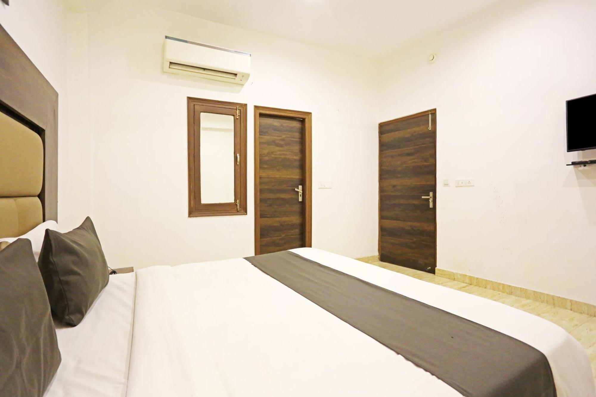 De Kiara Near The Airport Of Delhi 4*